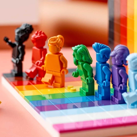 Πολύχρωμες φιγούρες LEGO