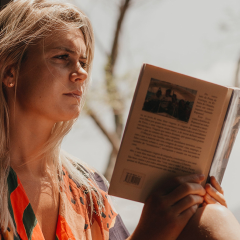 Κοπέλα που διαβάζει βιβλίο