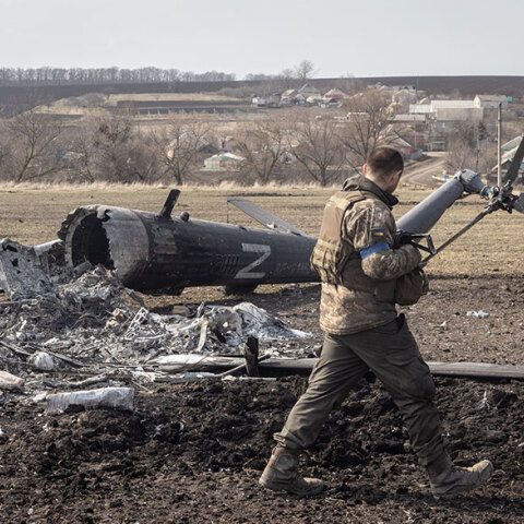 Ρωσικό ελικόπτερο στην Ουκρανία έχει γίνει «κομμάτια» στο έδαφος μετά την κατάρριψή του από τους Ουκρανούς
