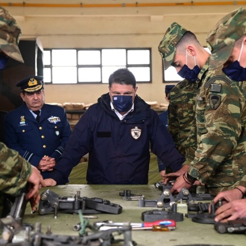 Ο Νίκος Χαρδαλιάς μαζί με στρατιωτικούς