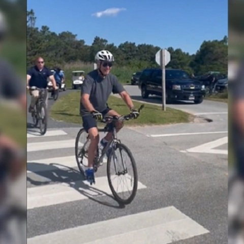 ΗΠΑ: O Μπάιντεν έπεσε από το ποδήλατό του