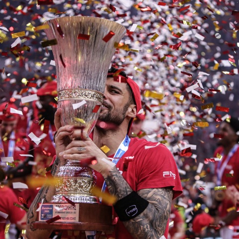 Ο μπασκετμπολίστας Γιώργος Πρίντεζης πανηγυρίζει το πρωτάθλημα στο μπάσκετ με τον Ολυμπιακό