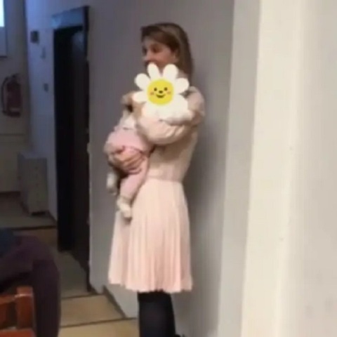 ΑΠΘ: Καθηγήτρια διδάσκει με το μωρό φοιτήτριας στην αγκαλιά