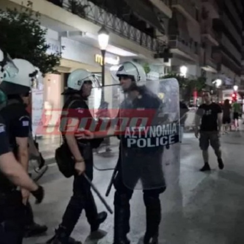 Επεισόδια μεταξύ αντιεξουσιαστών και ΜΑΤ στο κέντρο της Πάτρας