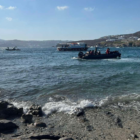 Διάσωση 108 ατόμων από ακυβέρνητο σκάφος ανοιχτά της Δήλου