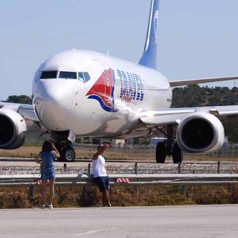 Άνδρας στη Σκιάθο εκτινάχθηκε στη θάλασσα από αέρια αεροπλάνου