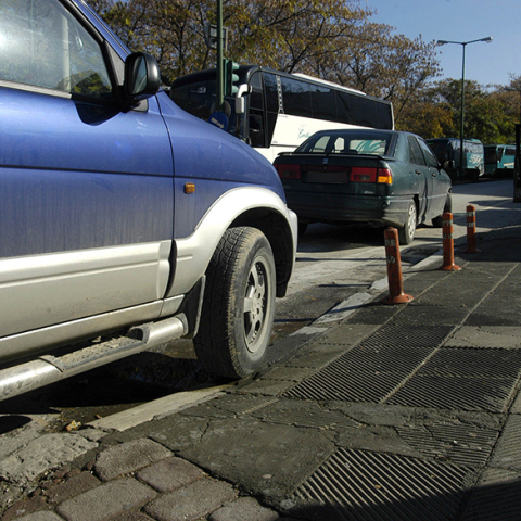 Αυτοκίνητο παρκαρισμένο πάνω σε ράμπα για καρότσια