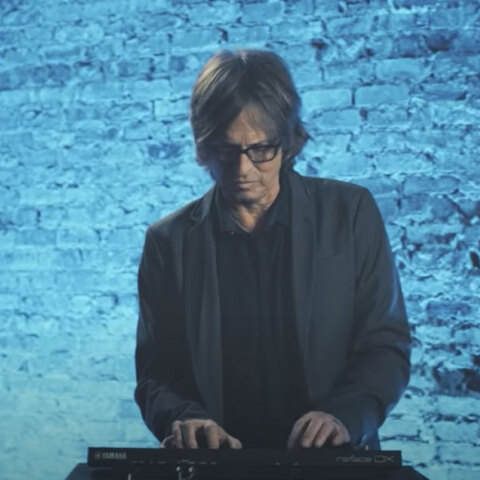 Ο Brett Tuggle έπαιξε πλήκτρα για τους Fleetwood Mac