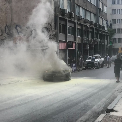 Αυτοκίνητο εξερράγη στη Χαριλάου Τρικούπη