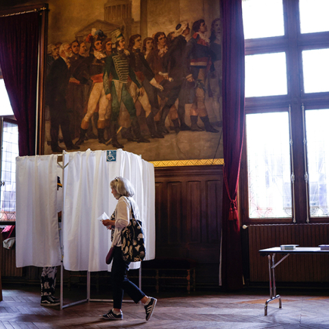 Ψηφοφόρος στον δεύτερο γύρο των βουλευτικών εκλογών στη Γαλλία