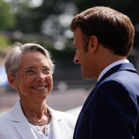 Η πρωθυπουργός τη Γαλλίας Ελιζαμπέτ Μπορν και ο Εμανουέλ Μακρόν