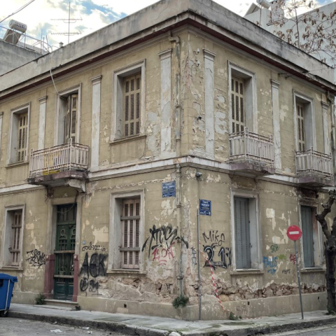 Παλιό γωνιακό σπίτι στην Κωνσταντινουπόλεως