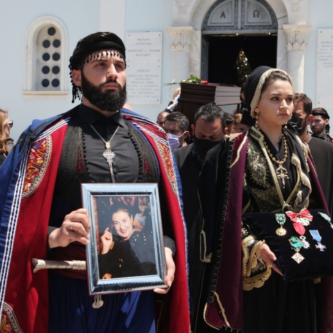 Μαρίνα Λαμπράκη - Πλάκα - Κηδεία: Η φωτογραφία της στα χέρια βρακοφόρων