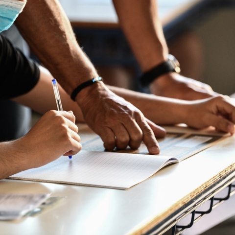 Πανελλήνιες 2022: Εισηγητής βοηθά υποψήφια 