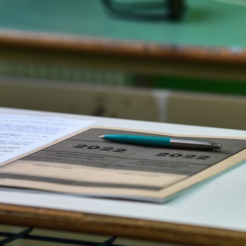 Πανελλήνιες 2022 - Βαθμολογίες: Το τετράδιο απαντήσεων των υποψηφίων πάνω σε θρανίο εξεταστικού κέντρου