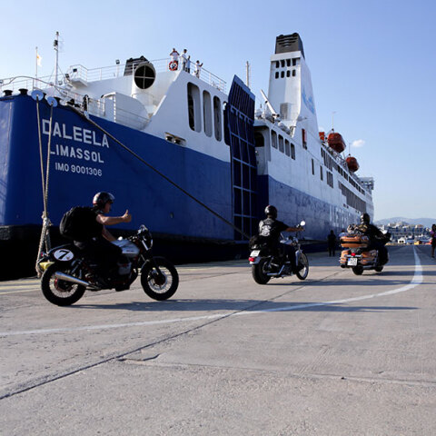 Το πλοίο Daleela, που συνδέει ακτοπλοϊκά Ελλάδα και Κύπρο, στο λιμάνι του Πειραιά