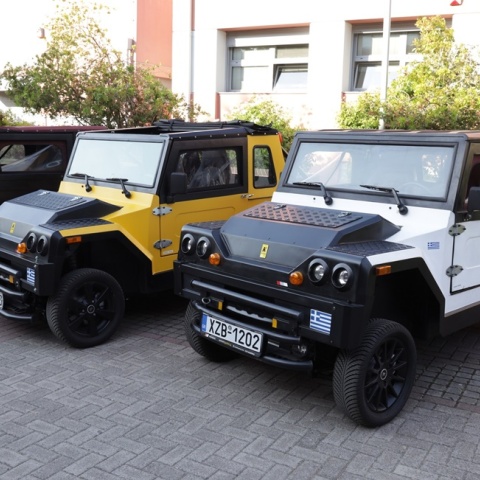 Τα δύο πρώτα ελληνικά αυτοκίνητα - Στα αριστερά το κίτρινο και στα δεξιά το λευκό