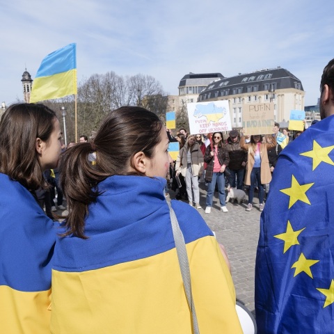 Δύο γυναίκες με τη σημαία της Ουκρανίας κι άντρας με τη σημαία της Ευρωπαϊκής Ένωσης σε πορεία