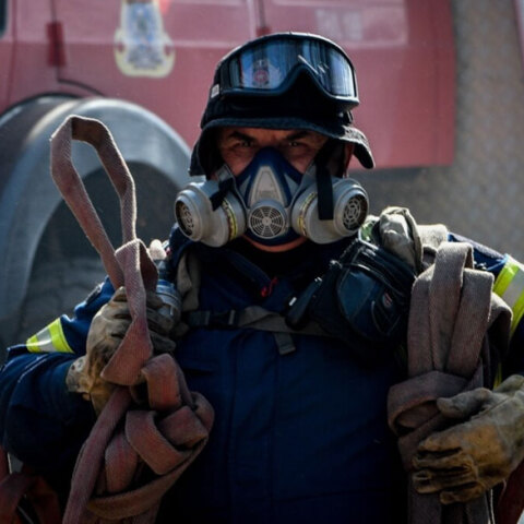 Πυροσβέστες έσπευσαν στην Παλλήνη για τη φωτιά σε οικοπεδικό χώρο