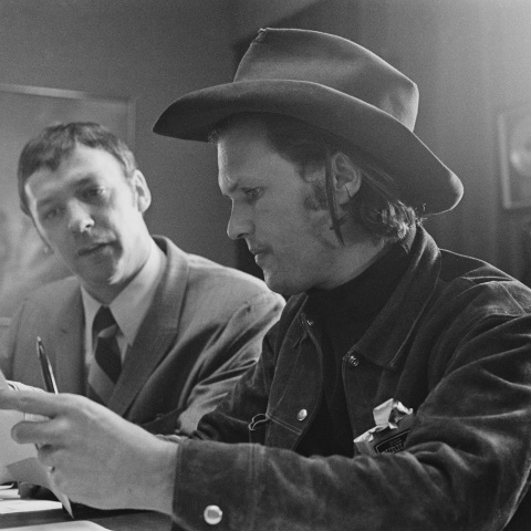 Ο μουσικός Κρις Κριστόφερσον κρατά στα χέρια του δισκογραφικό συμβόλαιο