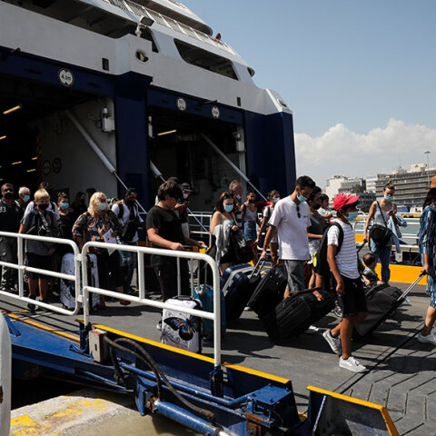 Επιβάτες βγαίνουν από το πλοίο