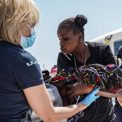 Μετανάστρια γέννησε στη βραχονησίδα Μπαρμπαλιάς