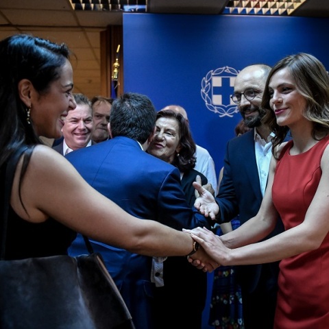 Η Δόμνα Μιχαηλίδου υπερασπίστηκε την Έφη Αχτσιόγλου για τη σεξιστική επίθεση