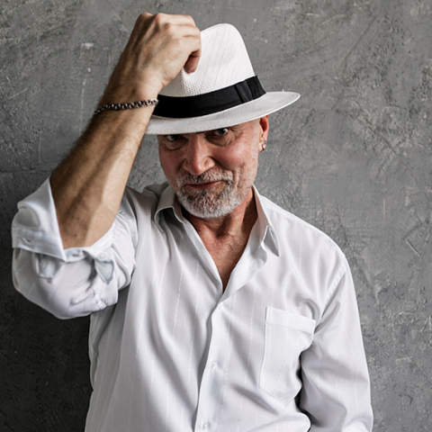 Ηλικιωμένος άντρας ντυμενος στα λευκά και με λευκό καπέλο