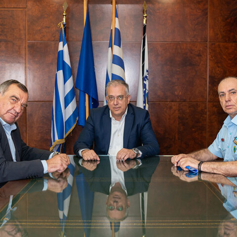 Ο υπουργός Προστασίας του Πολίτη Τάκης Θεοδωρικάκος, ο δήμαρχος Σαντορίνης και ο αρχηγός της Αστυνομίας