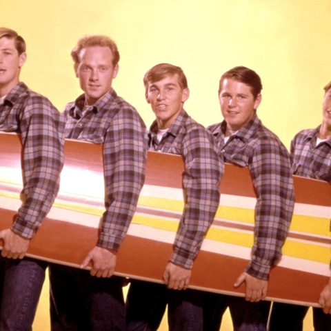 Το συγκρότημα The Beach Boys ποζάρει κρατώντας μια σανίδα σερφ