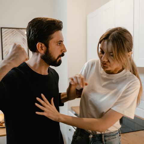 Άντρας που χτυπάει τη γυναίκα του