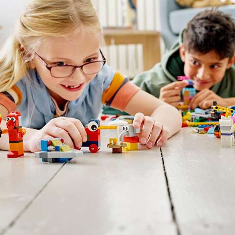 Παιδιά παίζουν με τουβλάκια LEGO