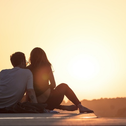 Ένα ζευγάρι στο ηλιοβασίλεμα