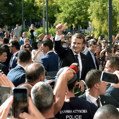 Ο Εμανουέλ Μακρόν χαιρετά κόσμο σε κεντρικό δρόμο της Αθήνας