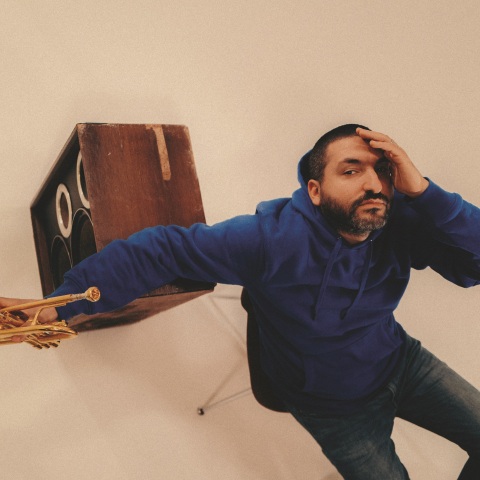 Ο μουσικός Ibrahim Maalouf φωτογραφίζεται με μία τρομπέτα