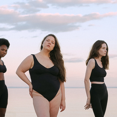 Γυναίκες με μαγιό μπροστά σττη θάλασσα