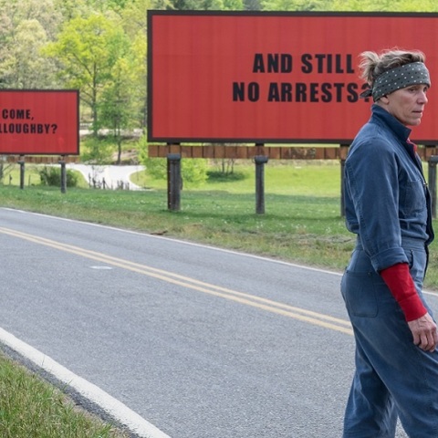 Στιγμιότυπο από την ταινία Οι Τρεις Πινακίδες Έξω από το Έμπινγκ, στο Μιζούρι.