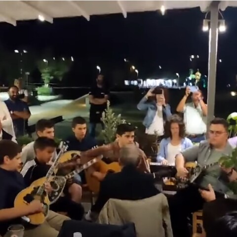 O Σταύρος Ξαρχάκος στη Σύρο διευθύνει ορχήστρα με πιτσιρικάδες μουσικούς