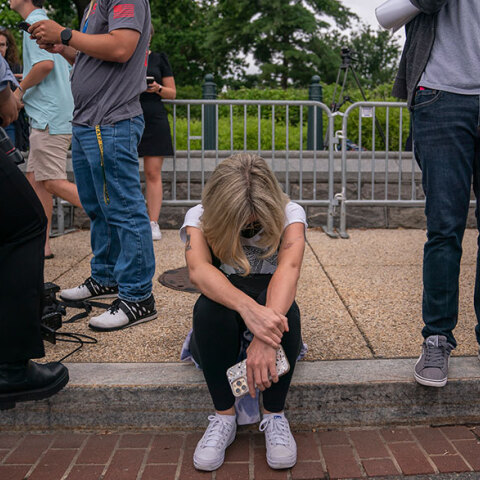 Διαδηλώτρια υπέρ της άμβλωσης είναι απαρηγόρητη μετά την απόφαση από το Ανώτατο Δικαστήριο των ΗΠΑ