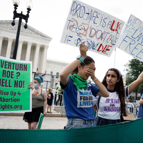 Το Ανώτατο Δικαστήριο των ΗΠΑ καταργεί το δικαίωμα της άμβλωσης και διαδηλώτριες υπέρ της έκτρωσης ξεσπούν σε κλάματα