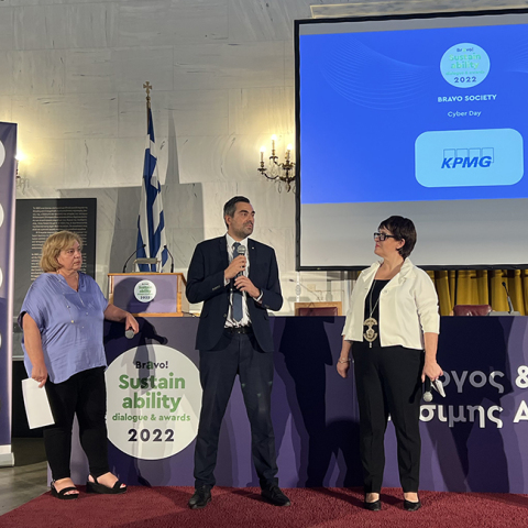 Από τη βραδιά της βράβευσης με στελέχη της KPMG και τους διοργανωτές.