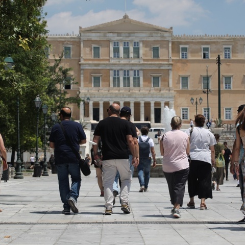Κρούσματα κορωνοϊού: Πολίτες γυρισμένοι πλάτη στην πλατεία Συντάγματος στο κέντρο της Αθήνας