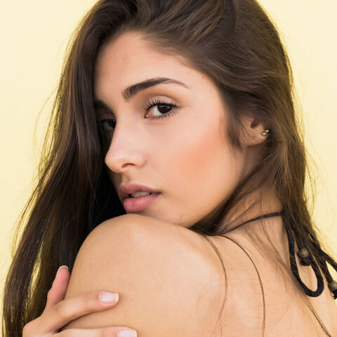 μελαχρινή γυναίκα πορτραίτο