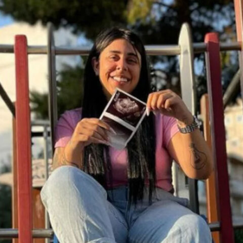 Χαμογελαστή η Super Κική, η οποία είναι έγκυος στο πρώτο της παιδί