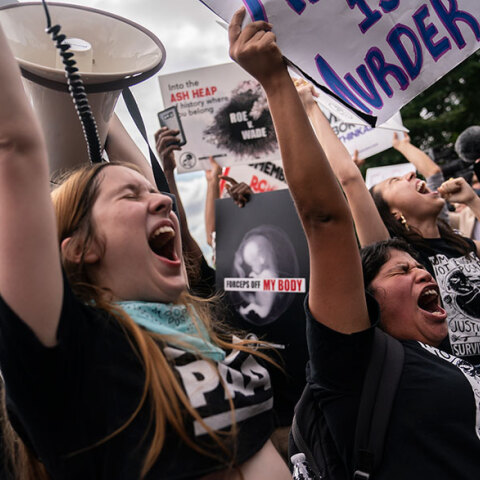 Υποστηρικτές κατά της άμβλωσης πανηγυρίζουν για την κατάργησή της
