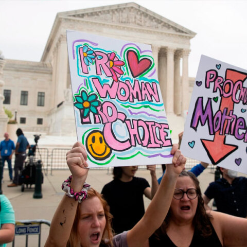 Το Ανώτατο Δικαστήριο αποφάσισε να καταργήσει το ομοσπονδιακό δικαίωμα των γυναικών στην άμβλωση