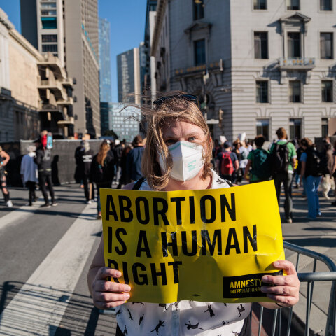 «Η άμβλωση είναι ανθρώπινο δικαίωμα» γράφει το πλακάτ που κρατά υπέρμαχος της έκτρωσης στην Καλιφόρνια των ΗΠΑ