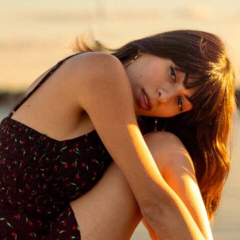 Νεαρή κοπέλα που κάθεται στην προβλήτα