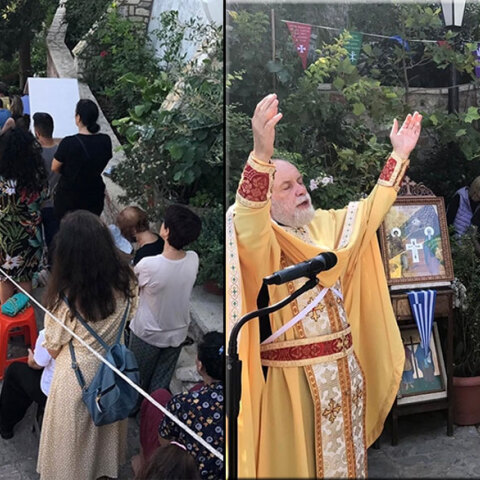 Ο πατέρας Δημήτριος στη γεμάτη κόσμο Εκκλησία Αγίων Ισιδώρων στον Λυκαβηττό