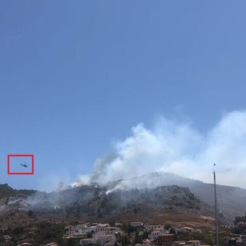 Ελικόπτερο ετοιμάζεται να ρίξει νερό σε φωτιά στην Ύδρα